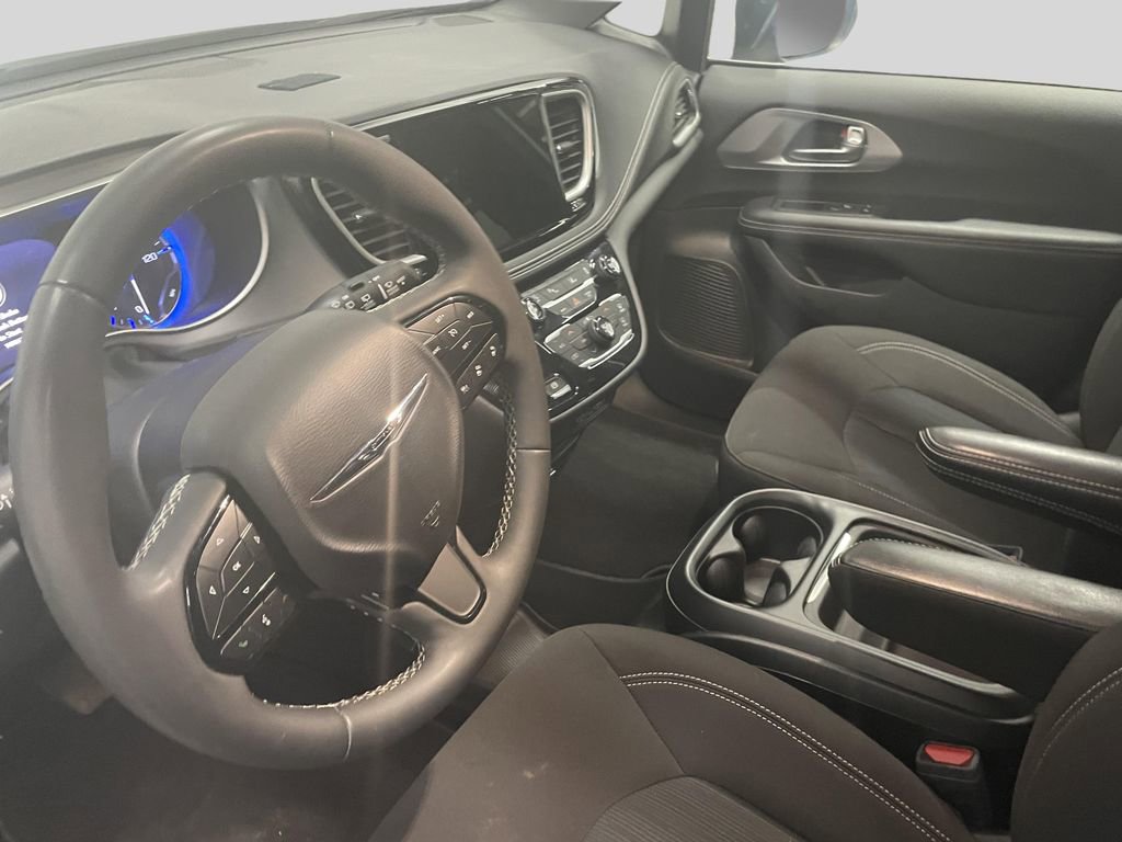 Used 2023 Chrysler Pacifica Touring image 14
