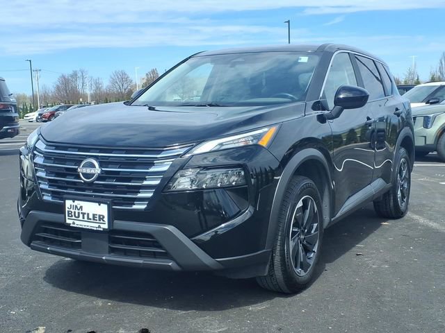 Used 2025 Nissan Rogue SV image 2