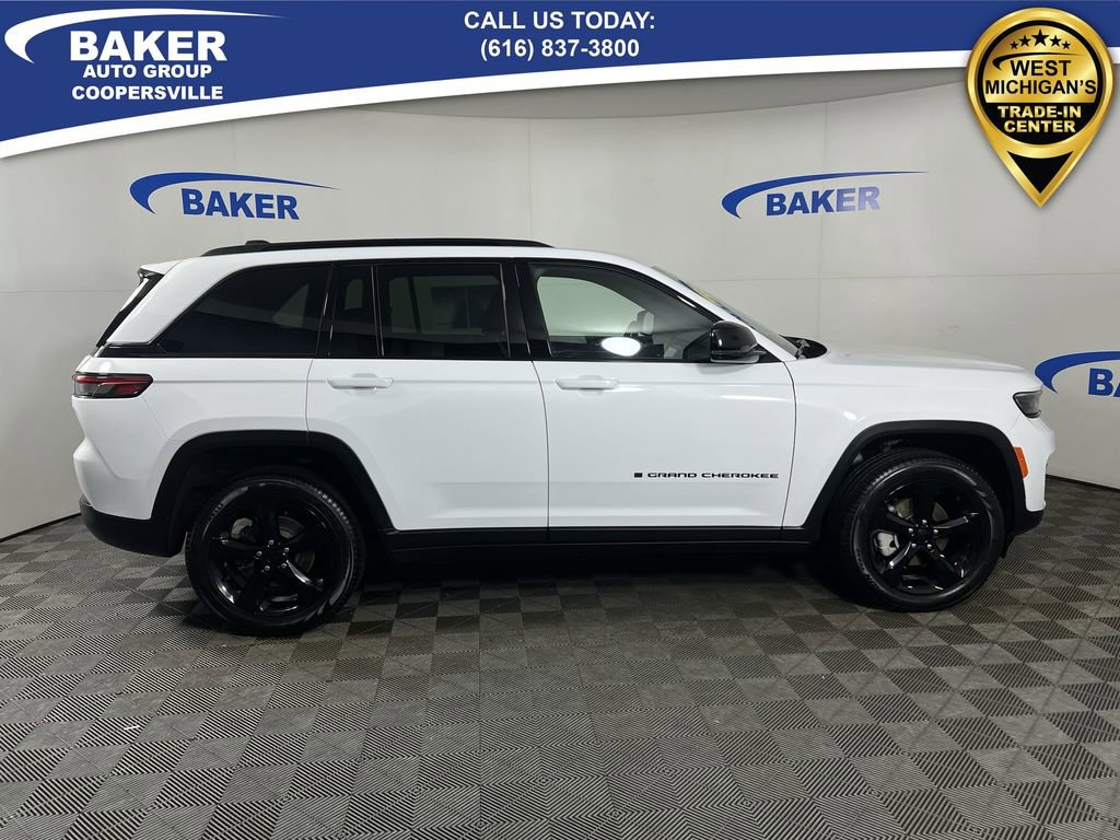 Used 2024 Jeep Grand Cherokee Limited w/ Black Appearance Package image 10