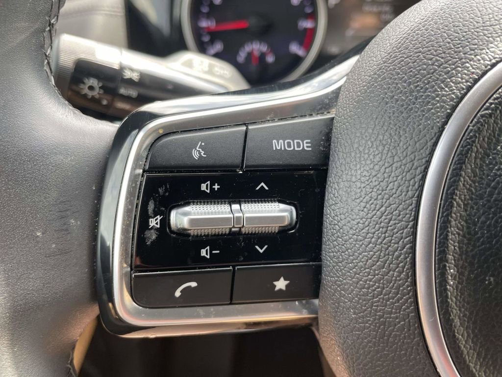Used 2024 Kia Carnival EX FWD image 28