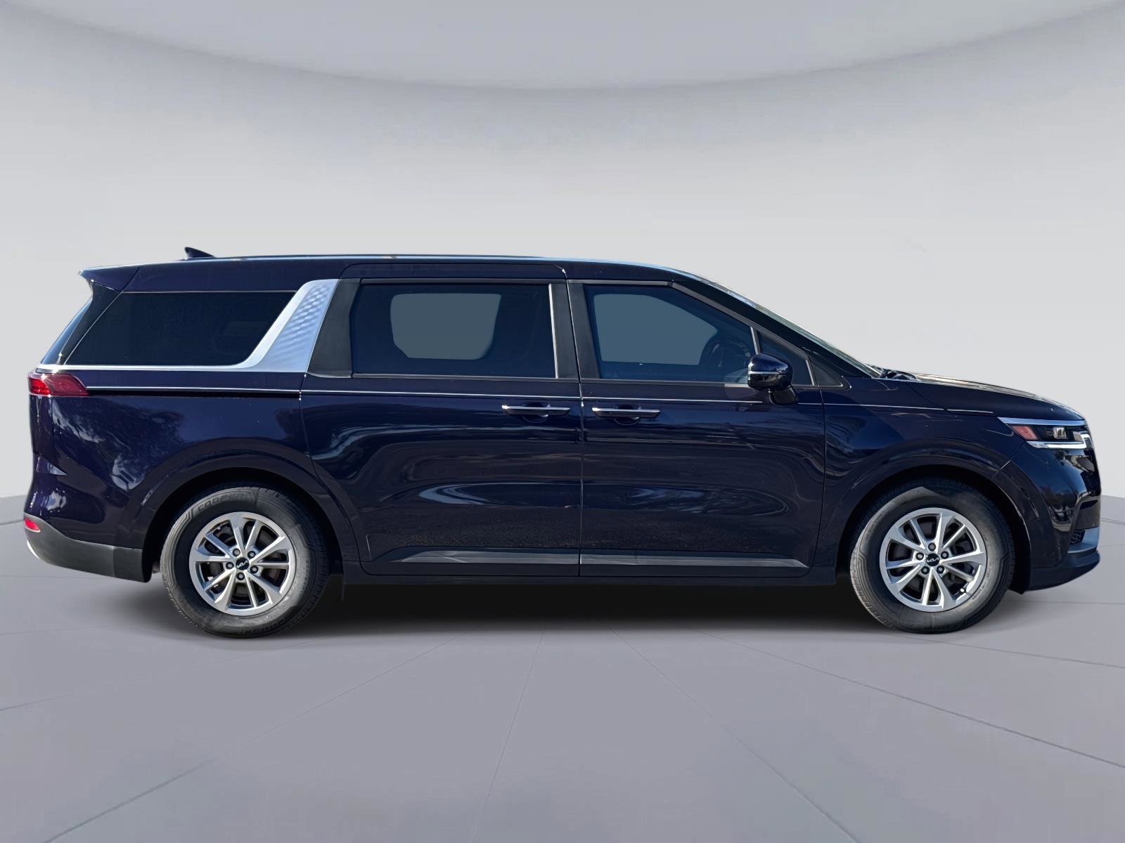 Used 2024 Kia Carnival LX image 2