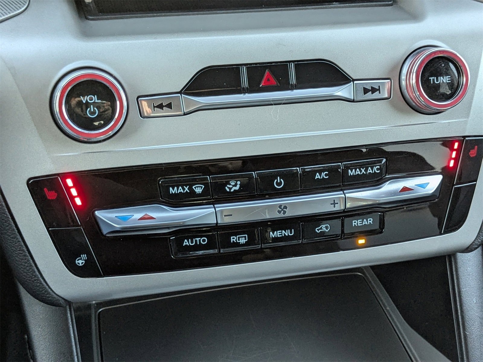 Used 2022 Ford Explorer XLT w/ Equipment Group 202A image 25