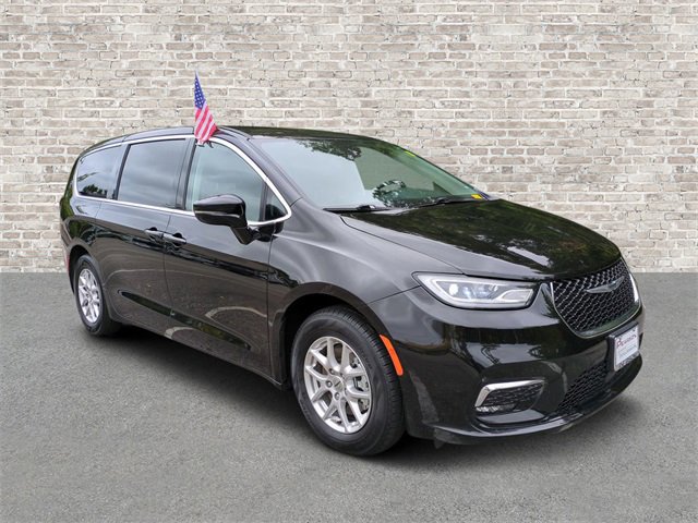 Used 2024 Chrysler Pacifica Touring-L image 1