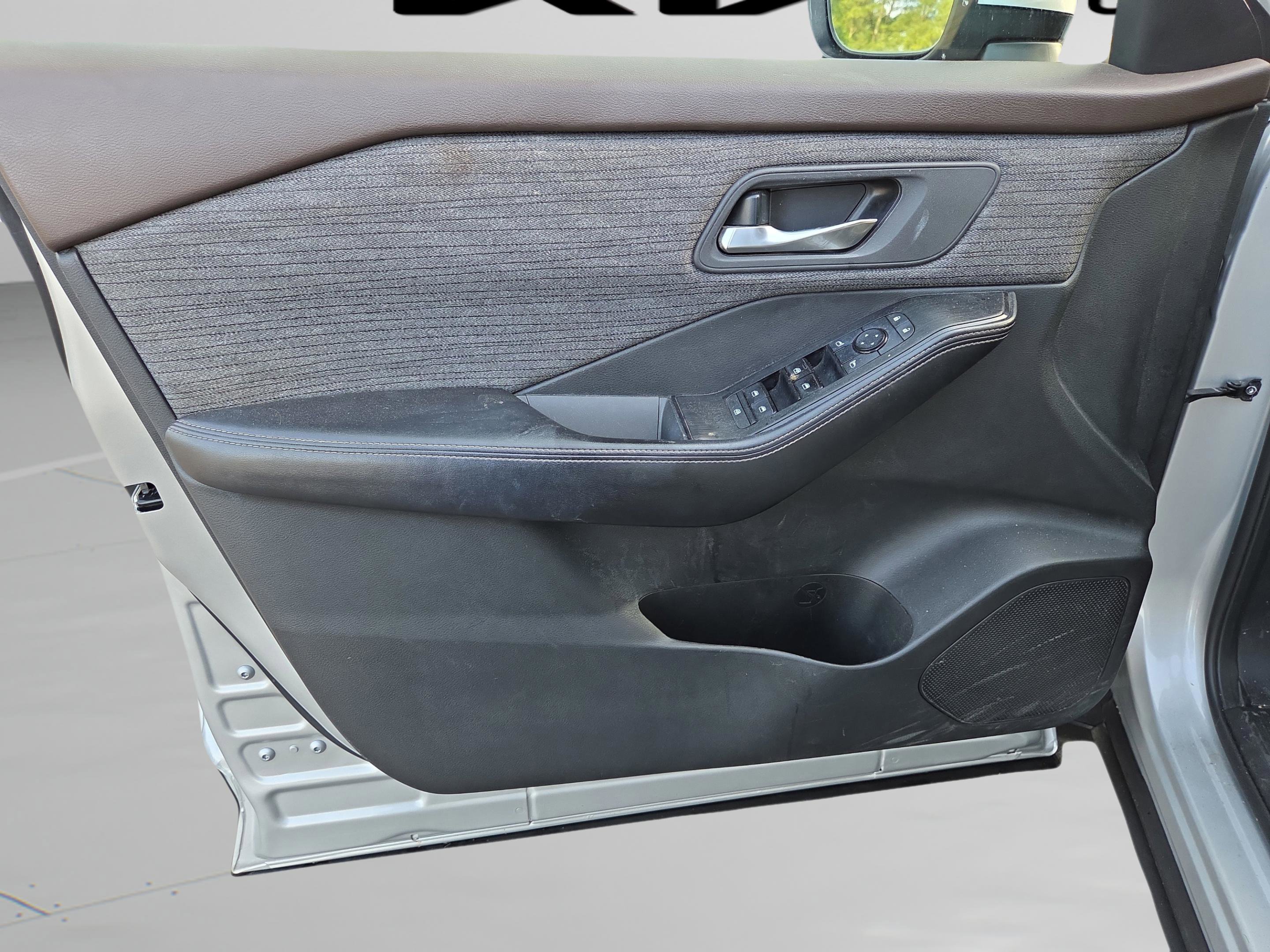 Used 2021 Nissan Rogue SV FWD image 23