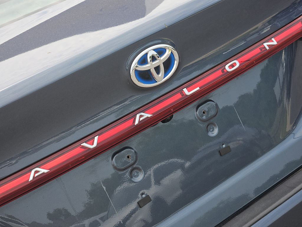 Used 2022 Toyota Avalon Limited FWD image 7