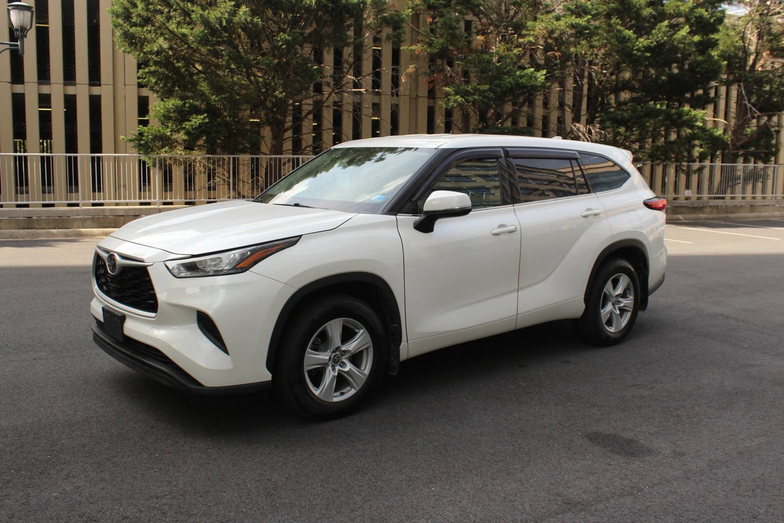 Used 2020 Toyota Highlander L AWD/4WD image 12