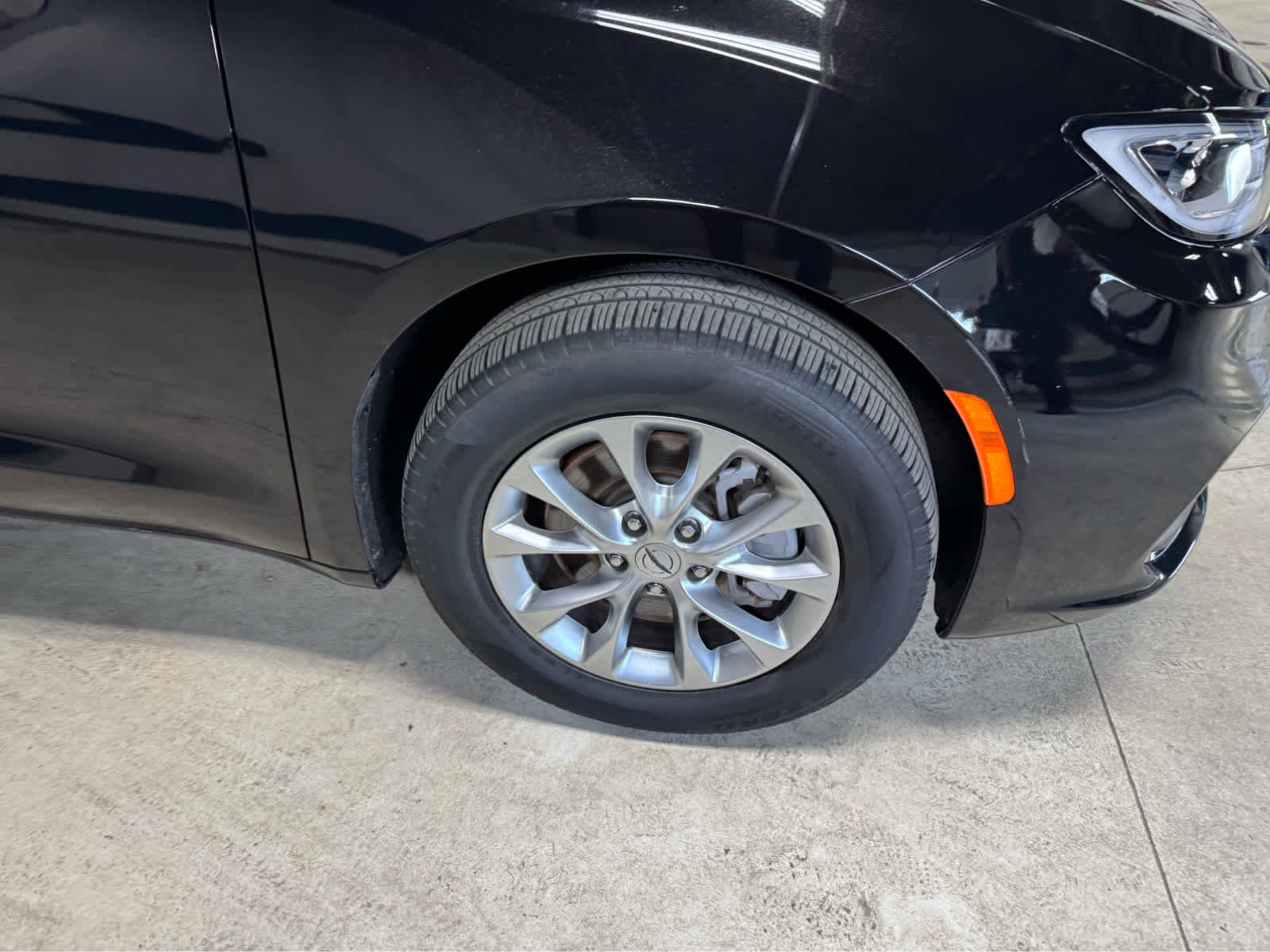 Used 2024 Chrysler Pacifica Touring-L image 7