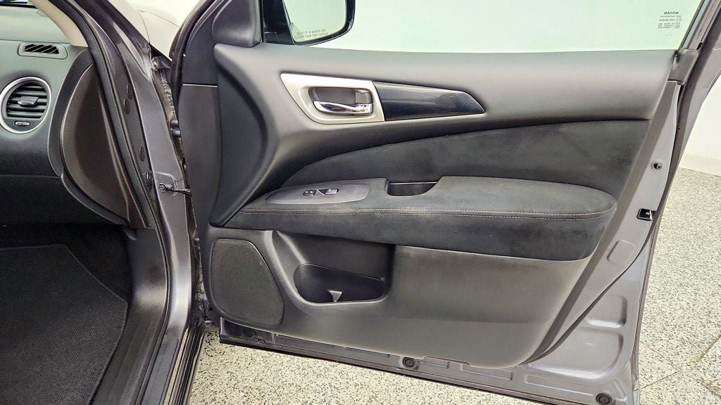 Used 2016 Nissan Pathfinder SV AWD/4WD image 24
