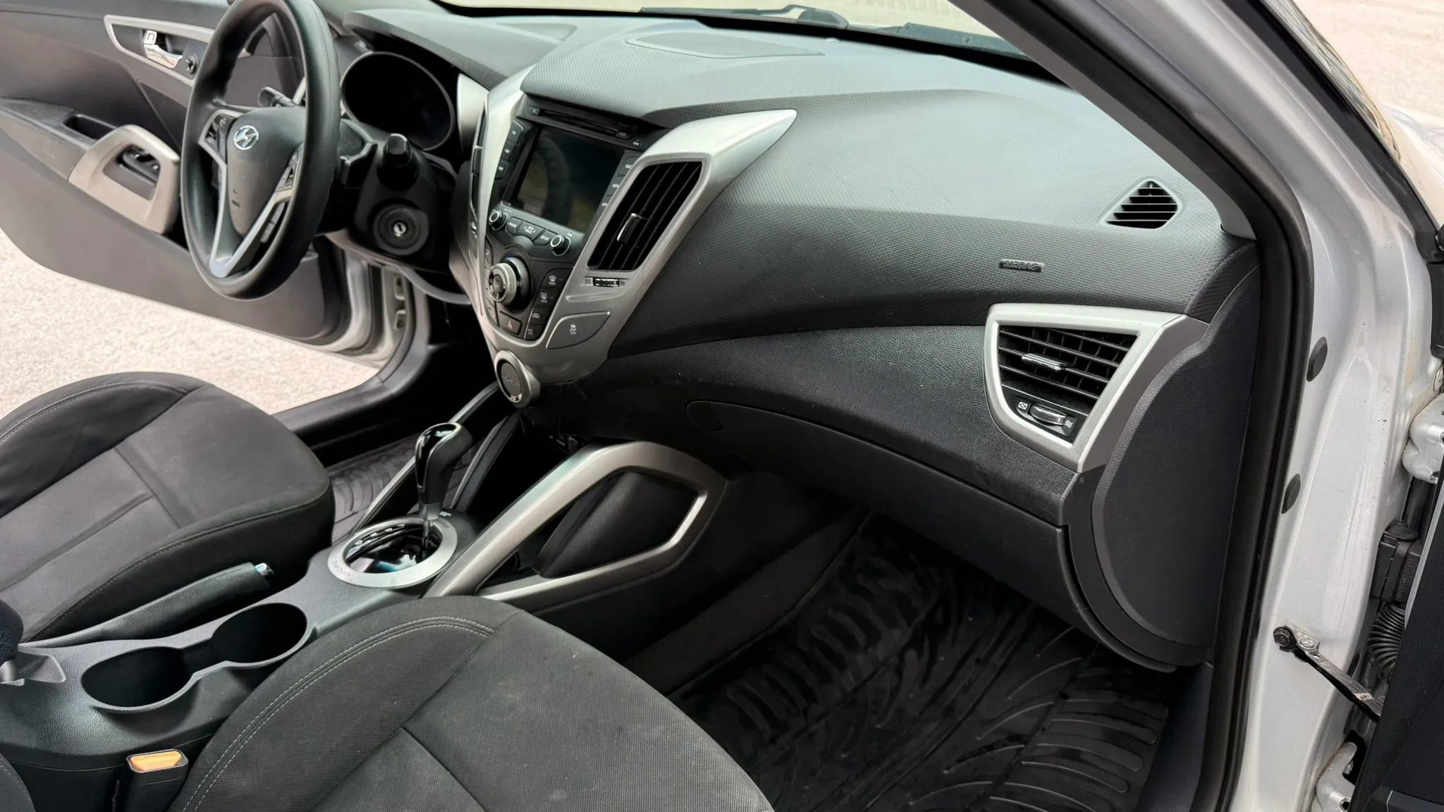 Used 2013 Hyundai Veloster FWD image 12