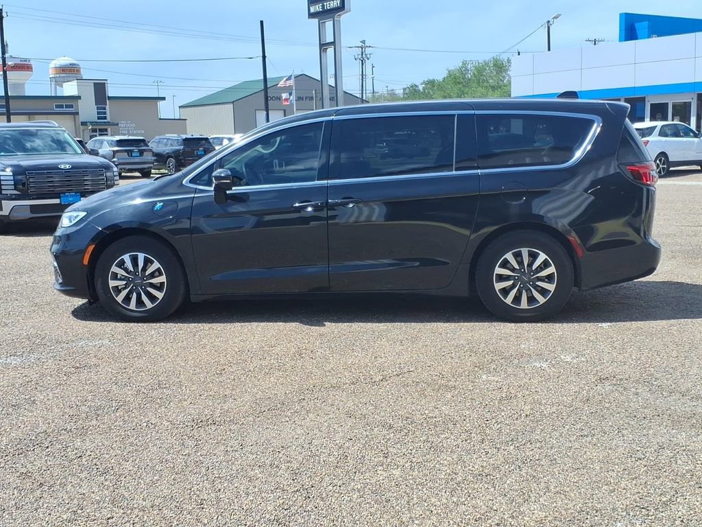 Used 2024 Chrysler Pacifica Select image 2