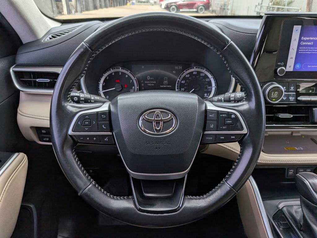 Used 2023 Toyota Highlander XLE image 15