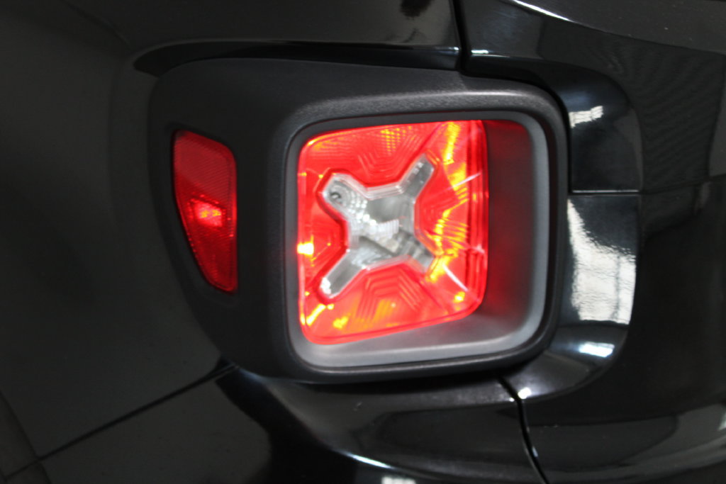 Used 2018 Jeep Renegade Trailhawk AWD/4WD image 51
