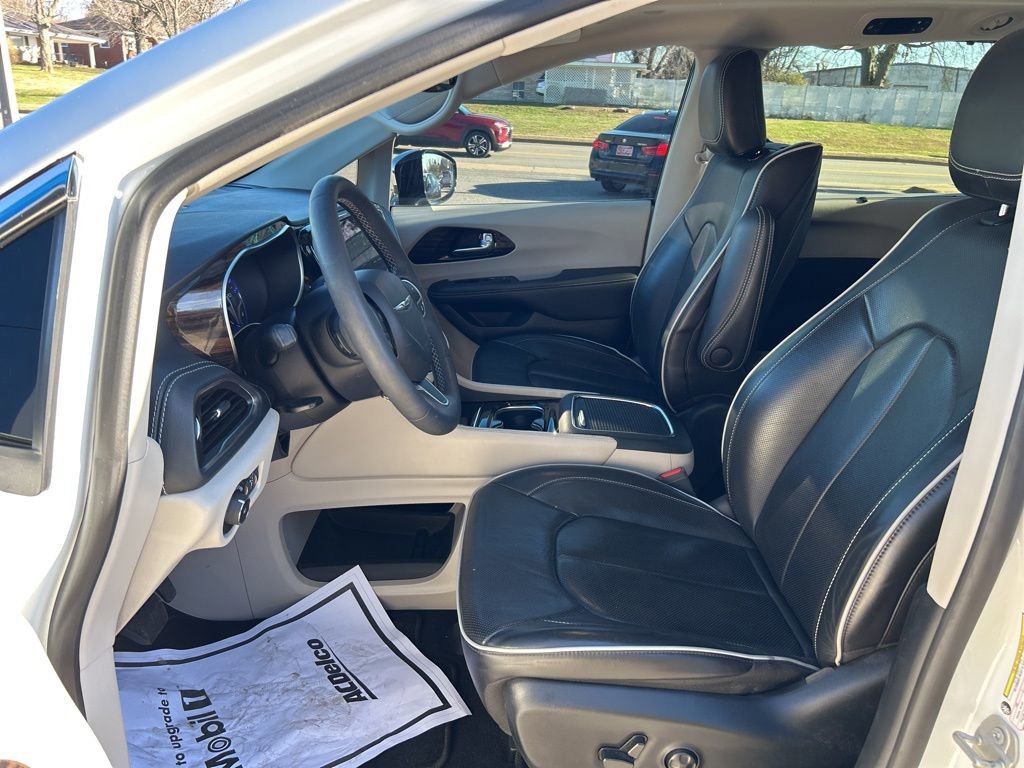 Used 2023 Chrysler Pacifica Limited w/ Uconnect Theater Family Group image 26
