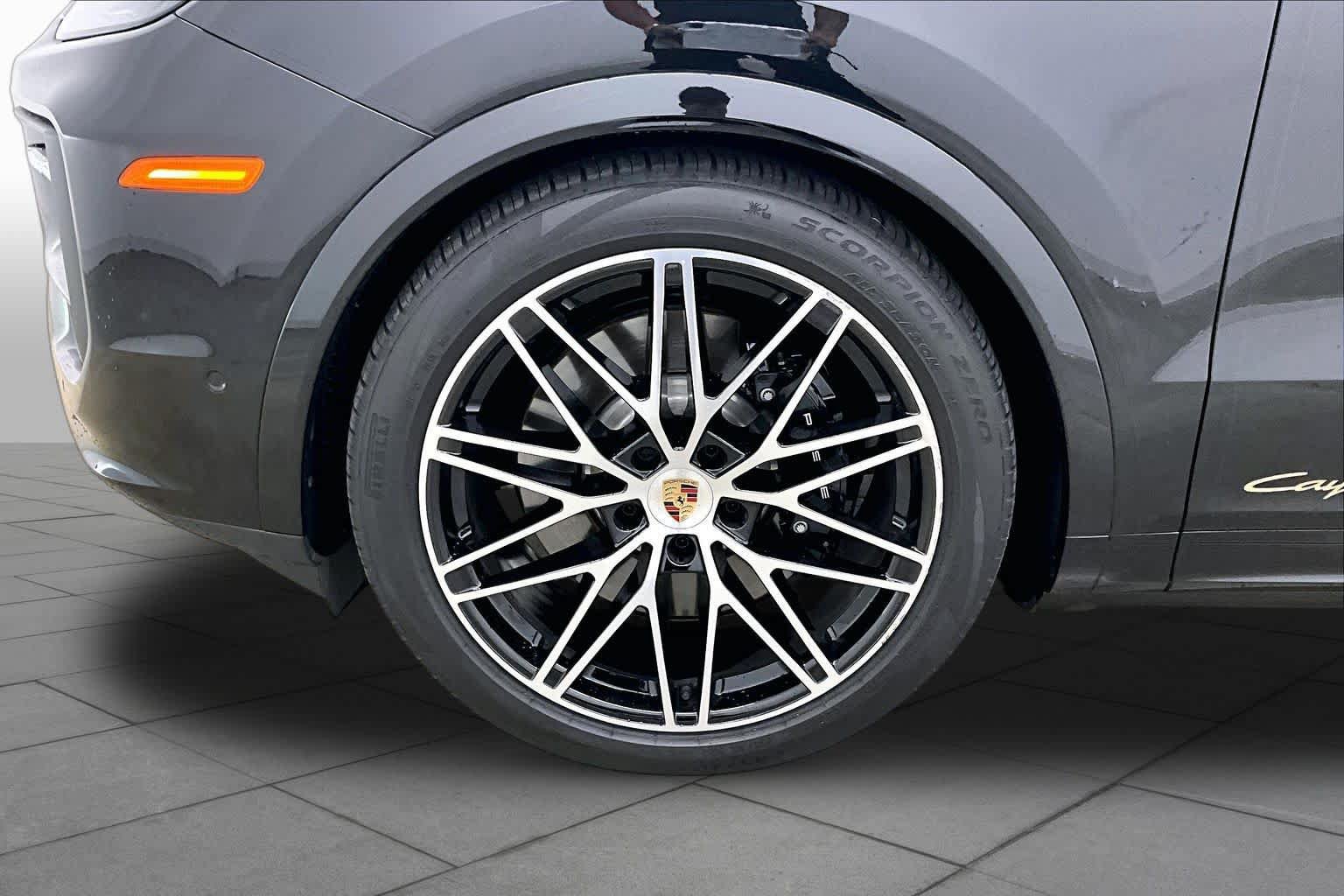 Used 2025 Porsche Cayenne S AWD/4WD image 11