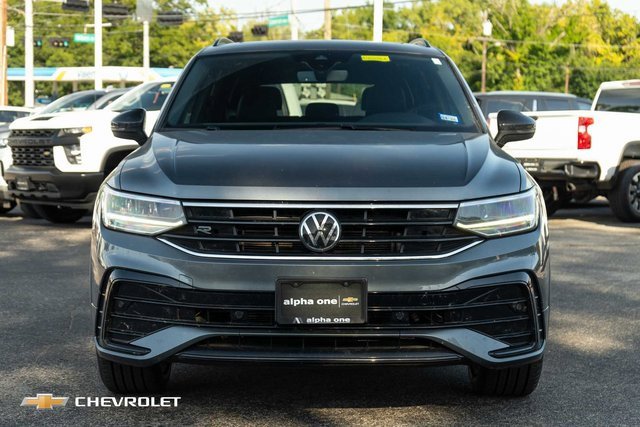Used 2024 Volkswagen Tiguan SE R-Line image 2