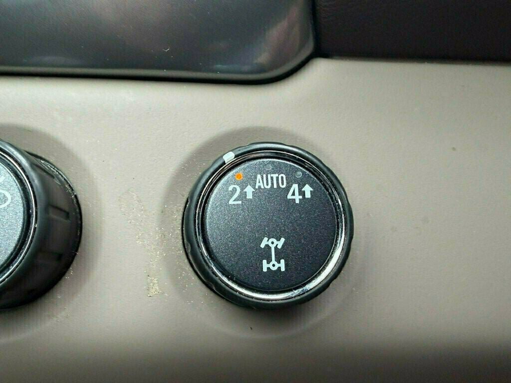 Used 2018 Chevrolet Suburban LT AWD/4WD image 17