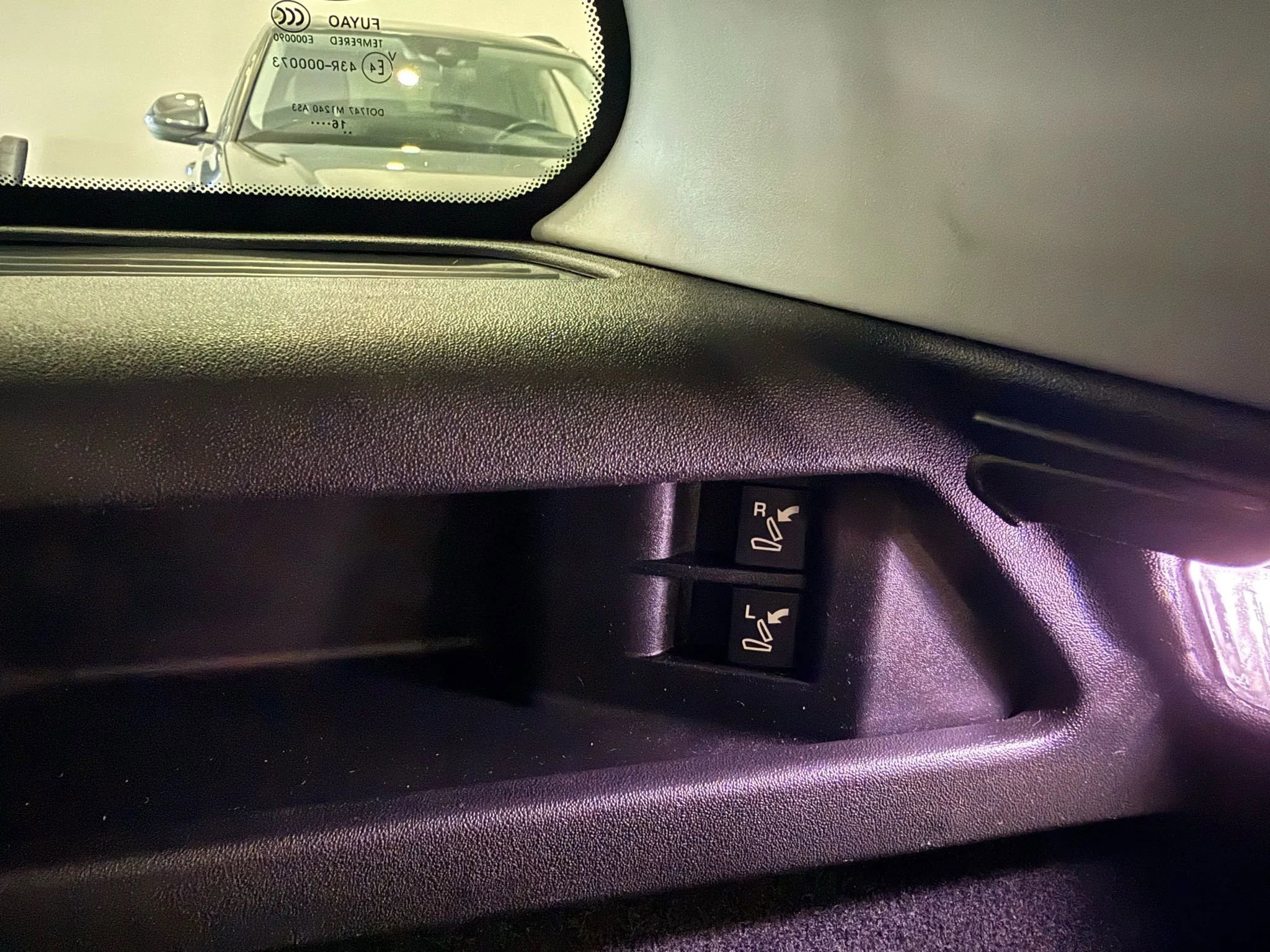 Used 2017 Land Rover Discovery Sport SE image 24