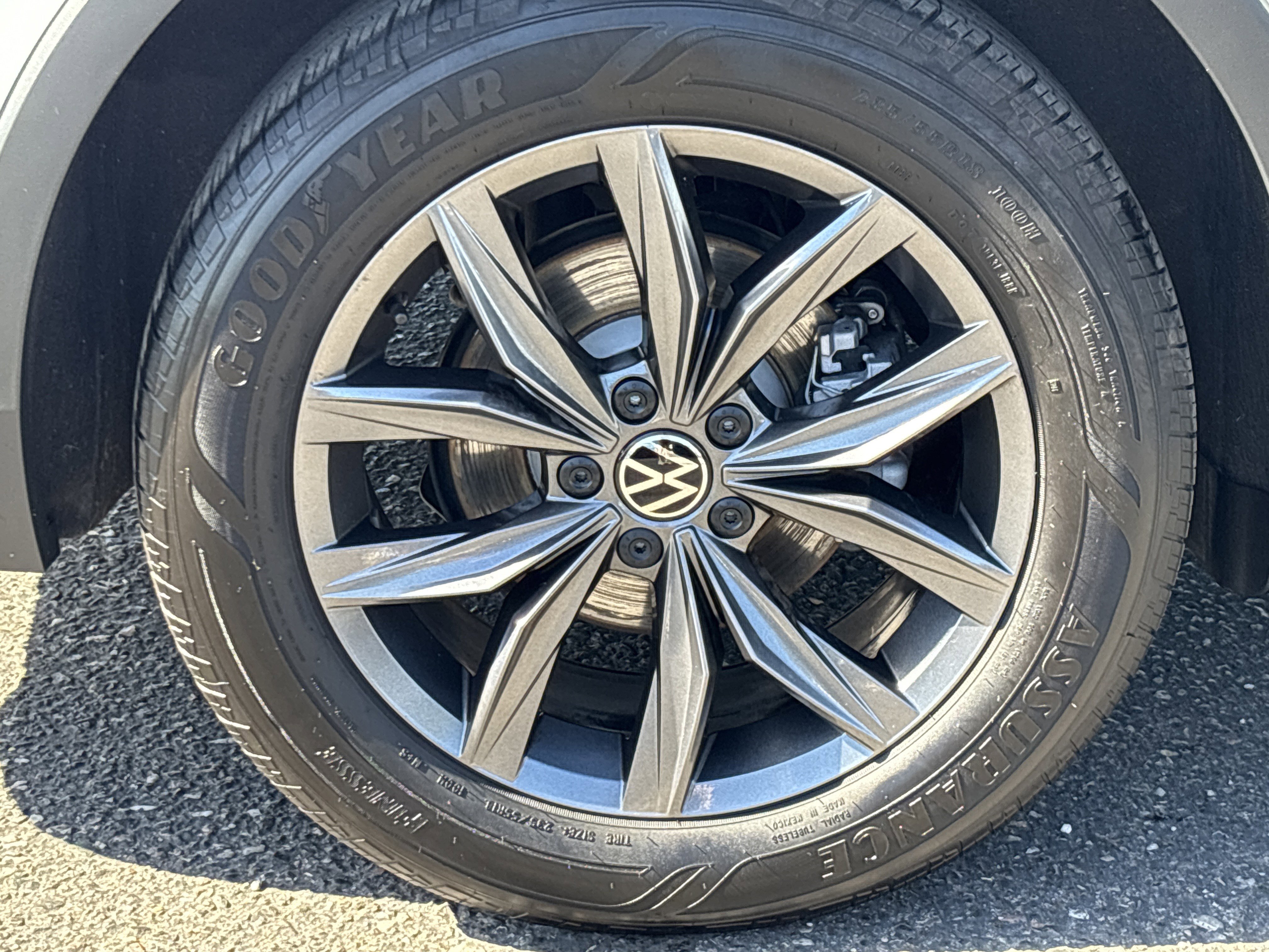 Used 2023 Volkswagen Tiguan SE w/ Panoramic Sunroof Package image 7