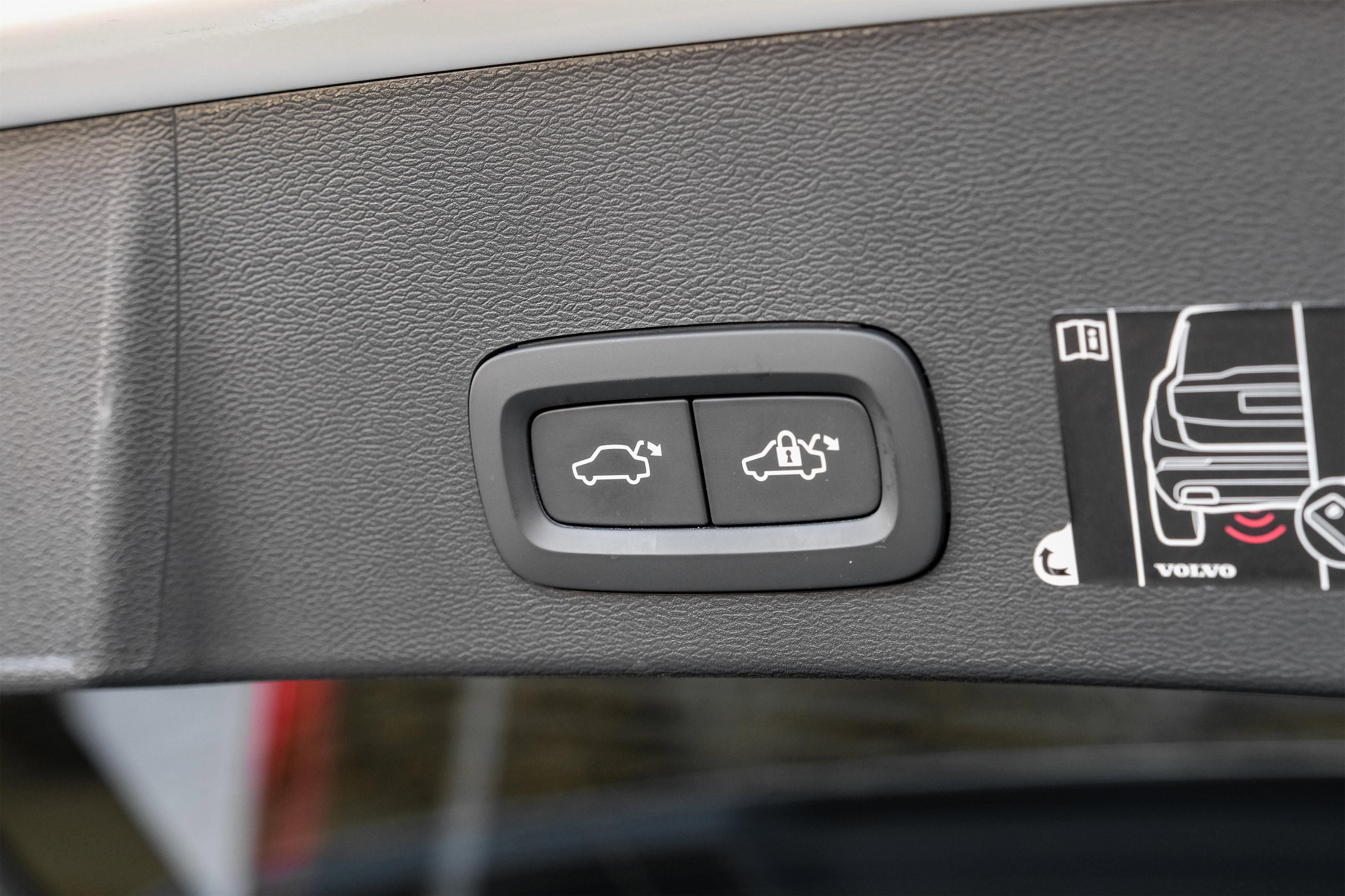 Used 2021 Volvo XC40 T4 R-Design image 59