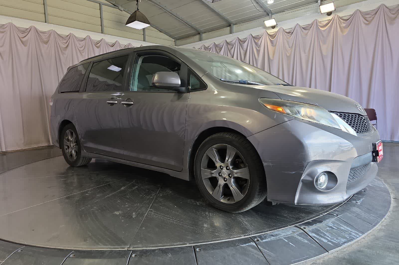 Used 2015 Toyota Sienna SE w/ SE Preferred Package FWD image 10