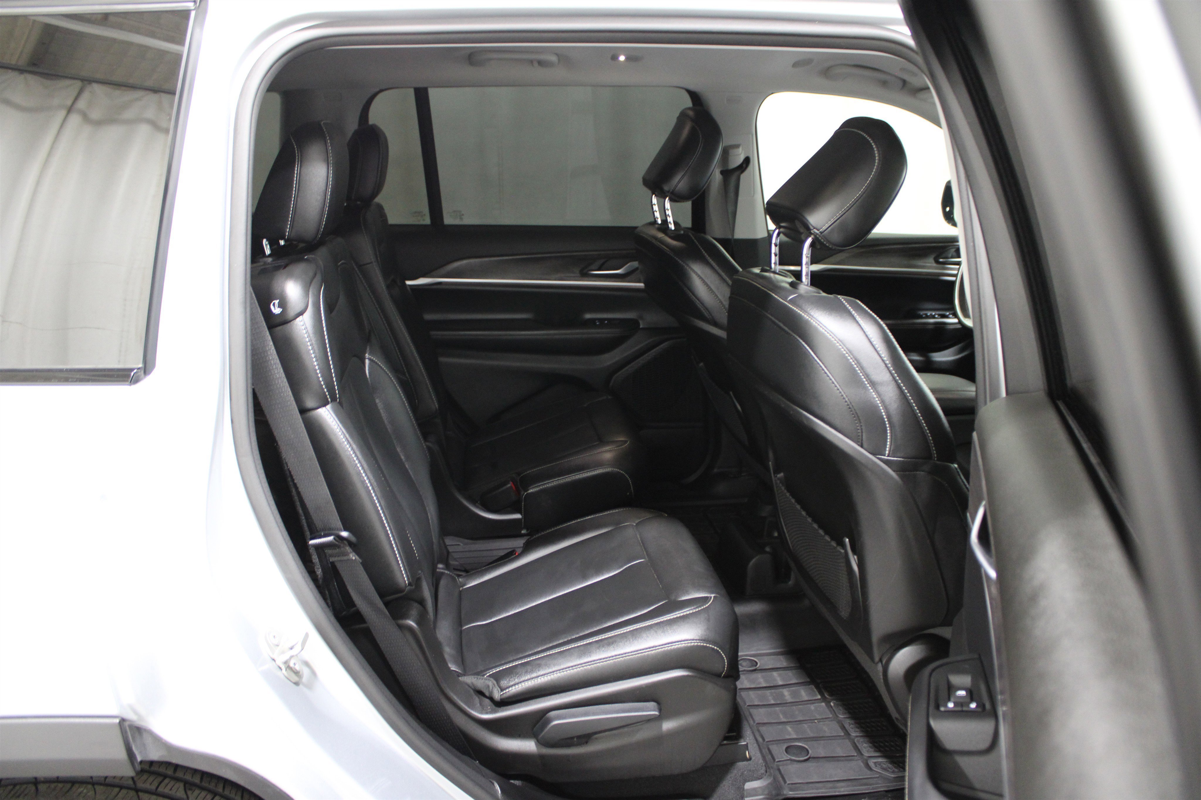 Used 2024 Jeep Grand Cherokee L Limited w/ Black Appearance Package image 28