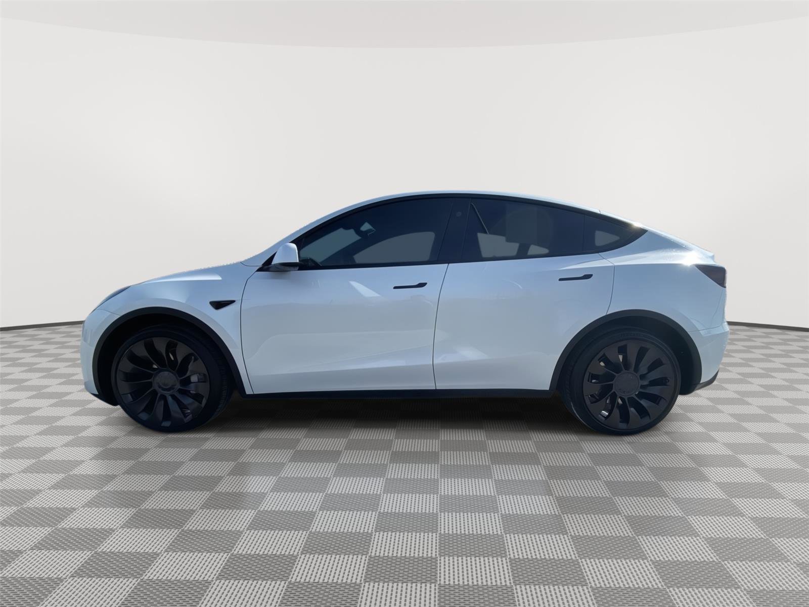 Used 2023 Tesla Model Y AWD image 2