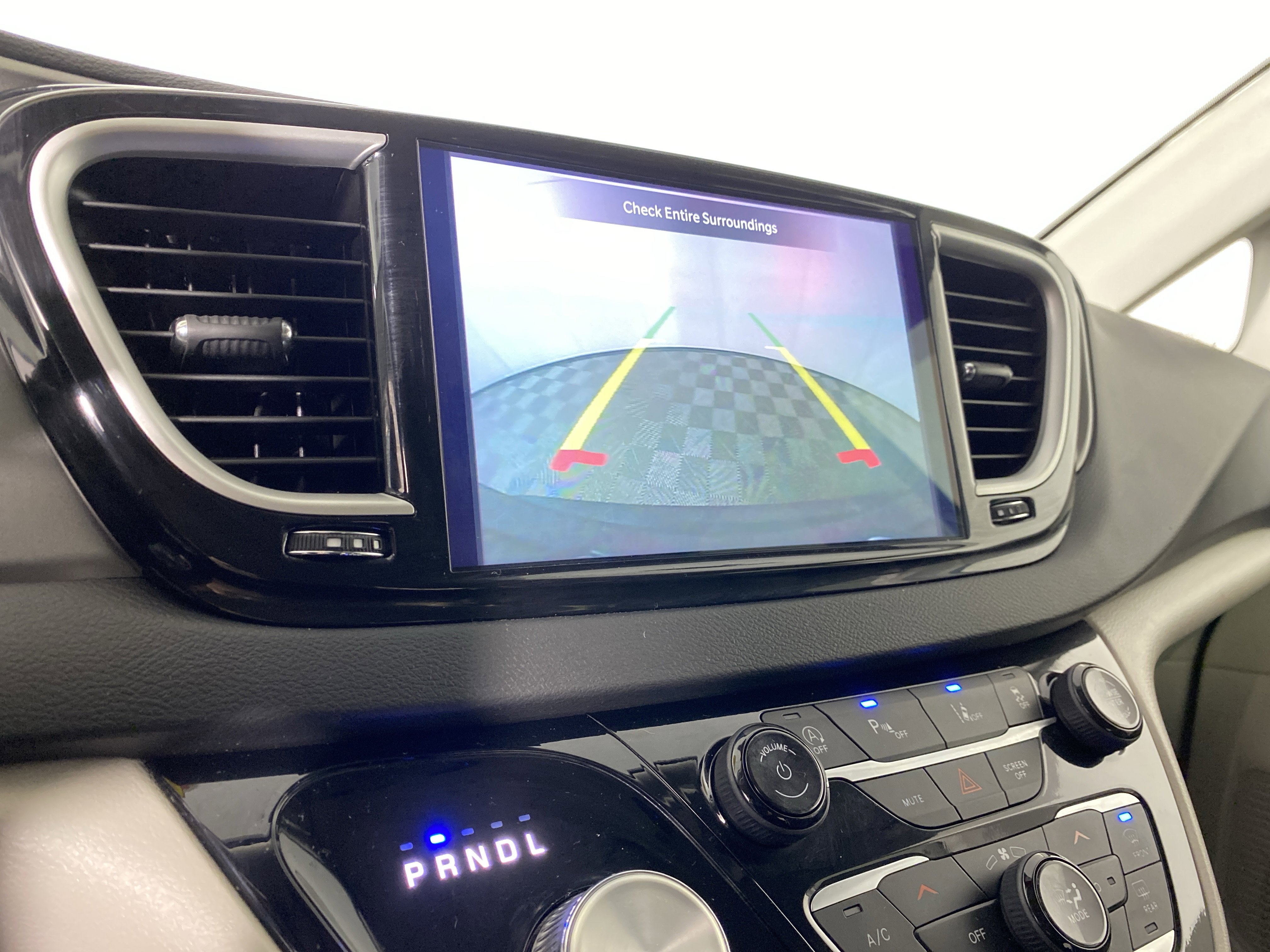 Used 2024 Chrysler Pacifica Touring-L image 4