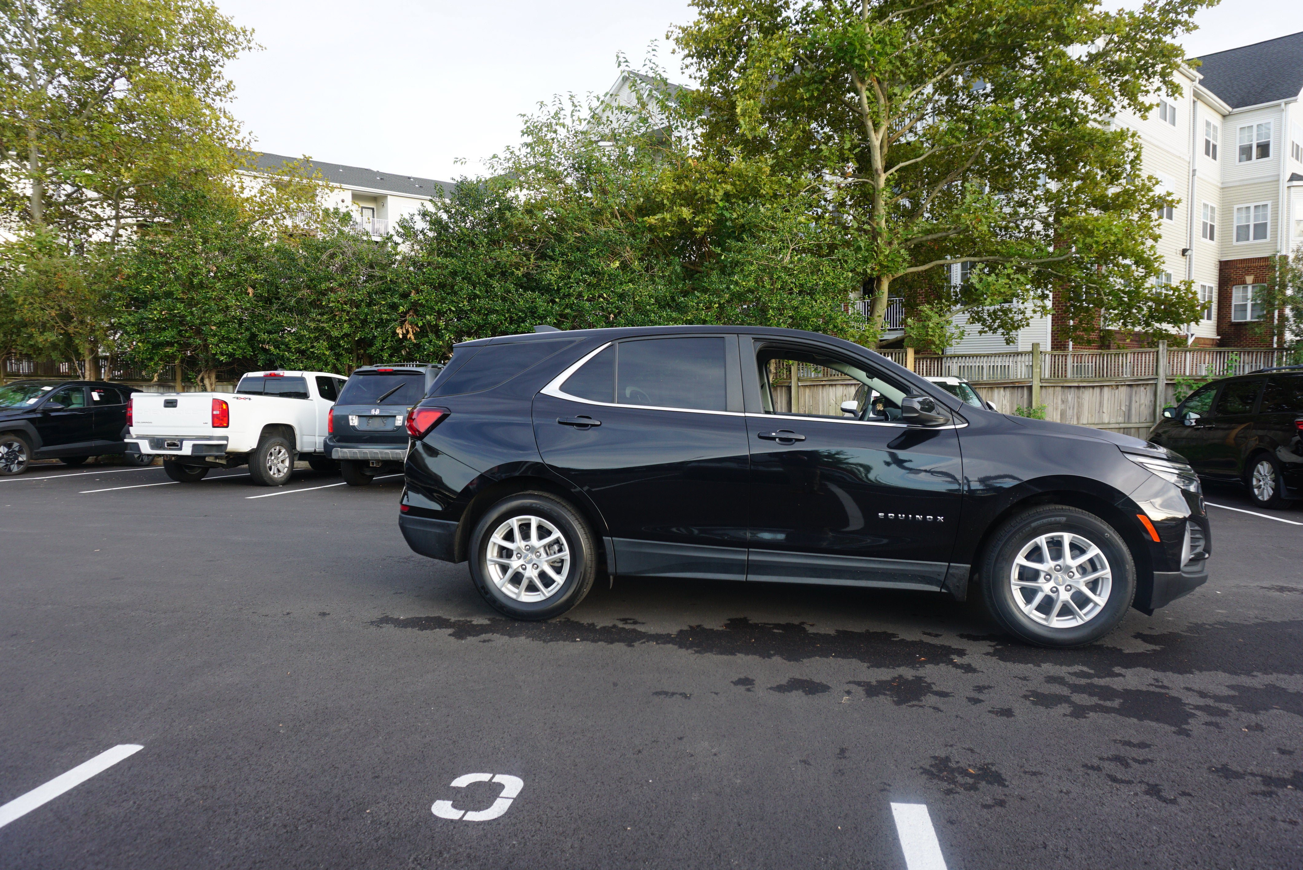 Used 2023 Chevrolet Equinox LT w/ Driver Convenience Package FWD image 3