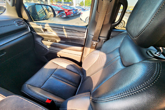 Used 2024 Jeep Wagoneer L Series II AWD/4WD image 16