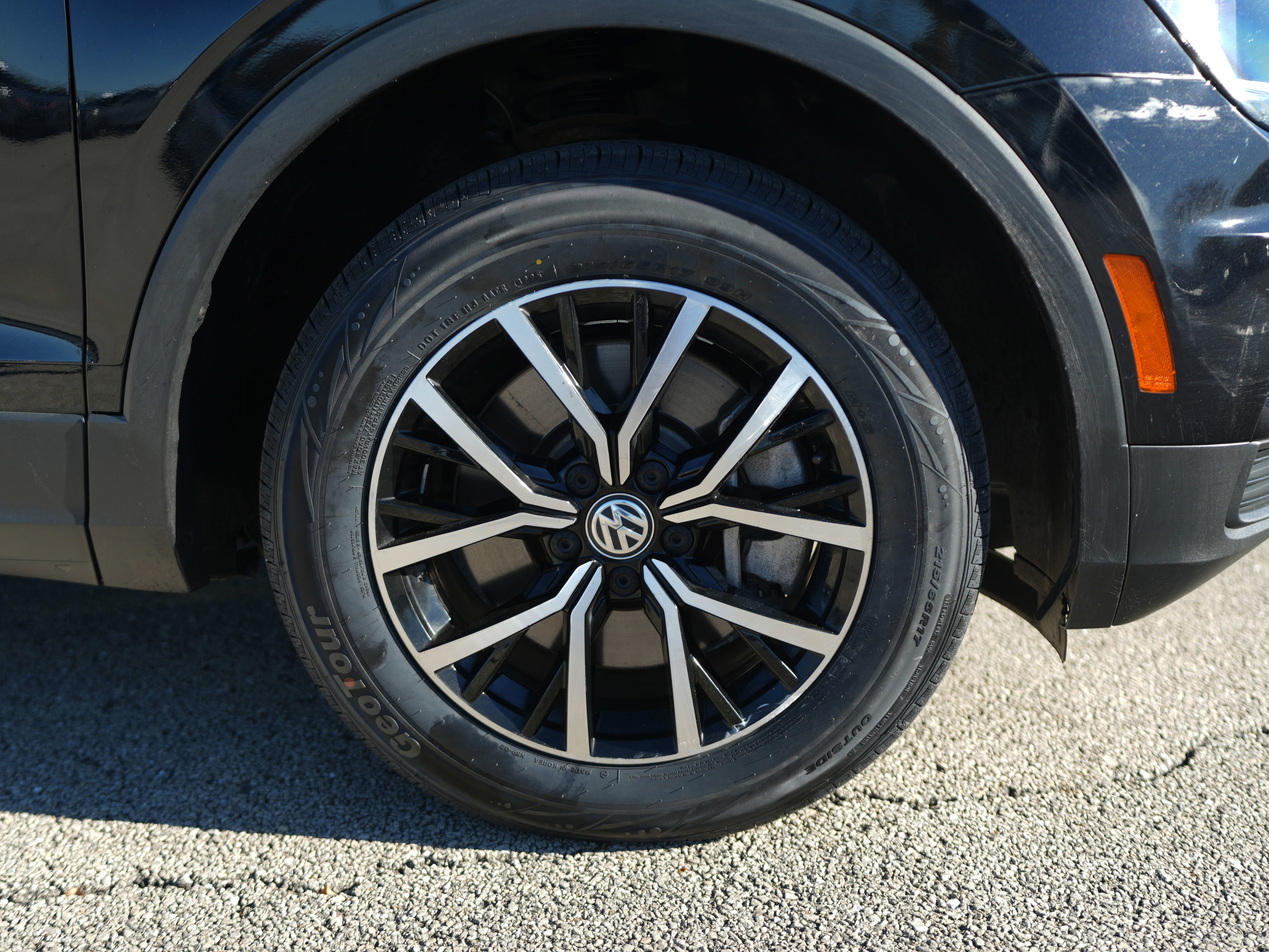 Used 2021 Volkswagen Tiguan SE w/ Panoramic Sunroof Package image 11