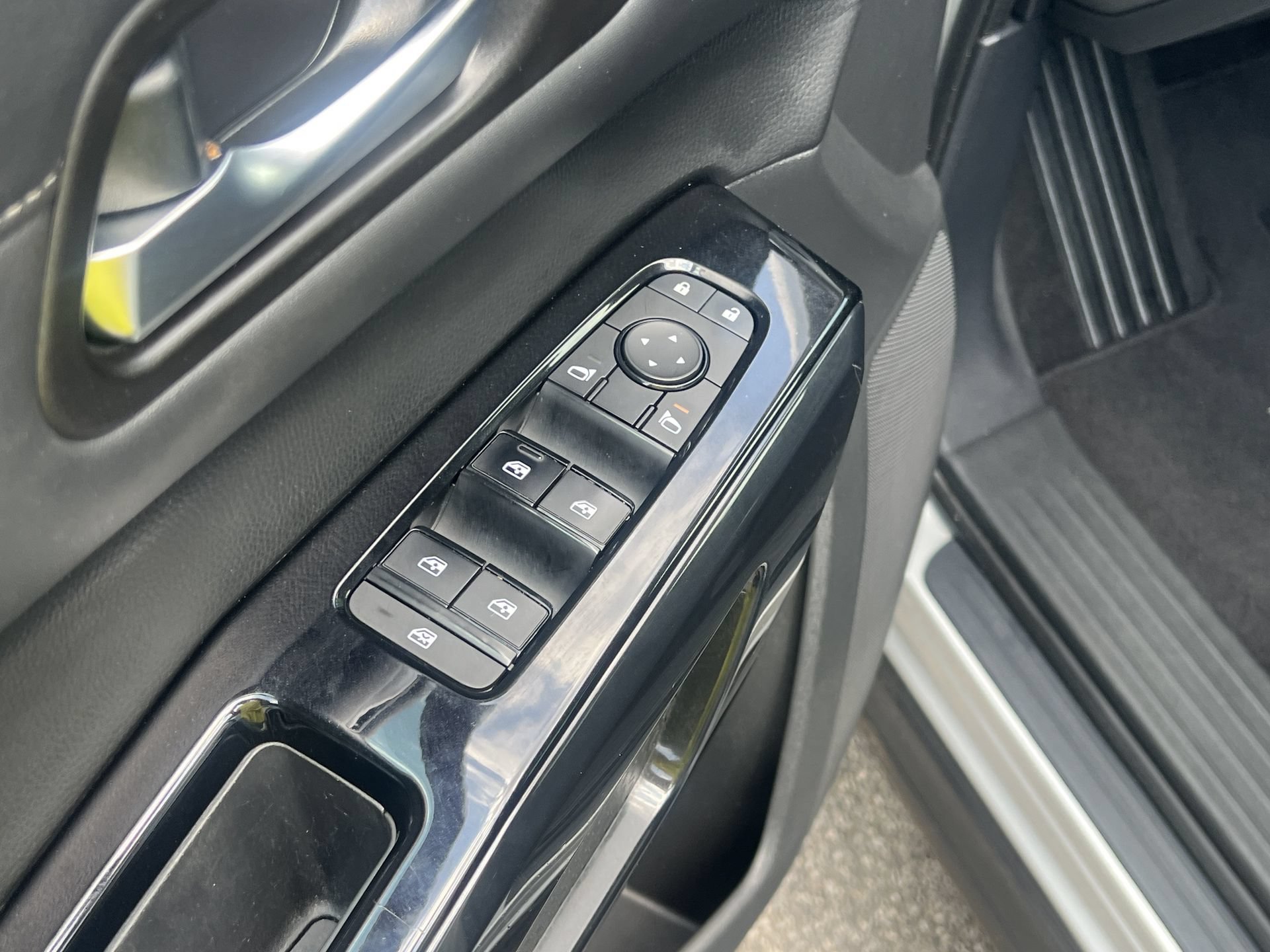 Used 2022 Nissan Pathfinder SV FWD image 13