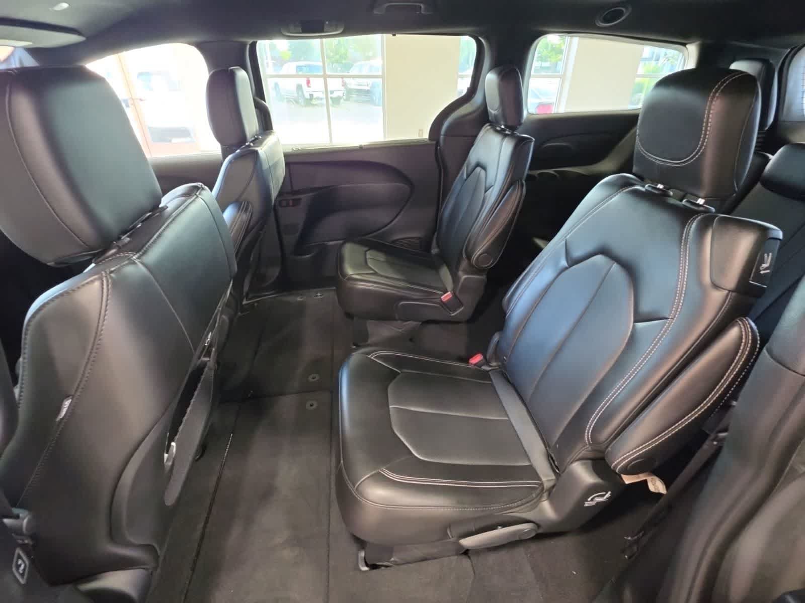 Used 2025 Chrysler Pacifica Select FWD image 28