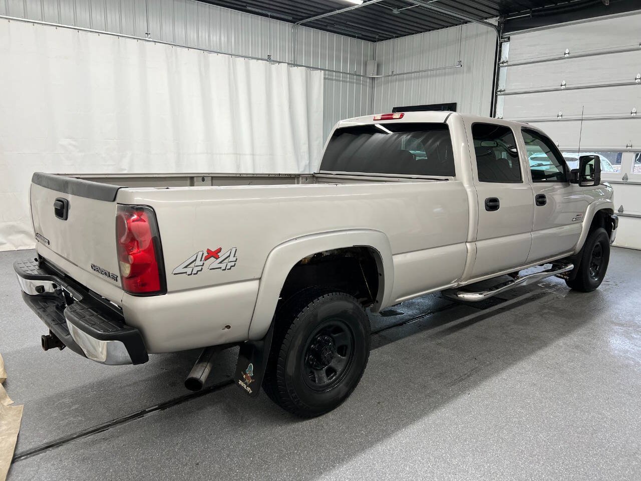 Used 2005 Chevrolet Silverado 3500 LS w/ Heavy-Duty Power Package AWD/4WD image 4
