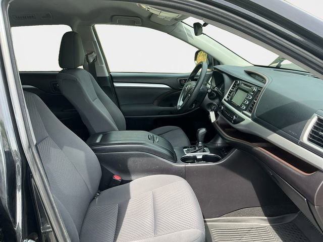 Used 2018 Toyota Highlander LE AWD/4WD image 16