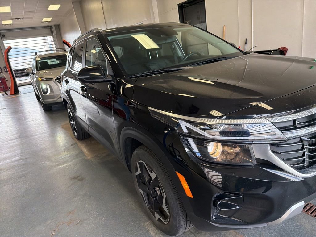 Used 2024 Kia Seltos EX AWD/4WD image 1