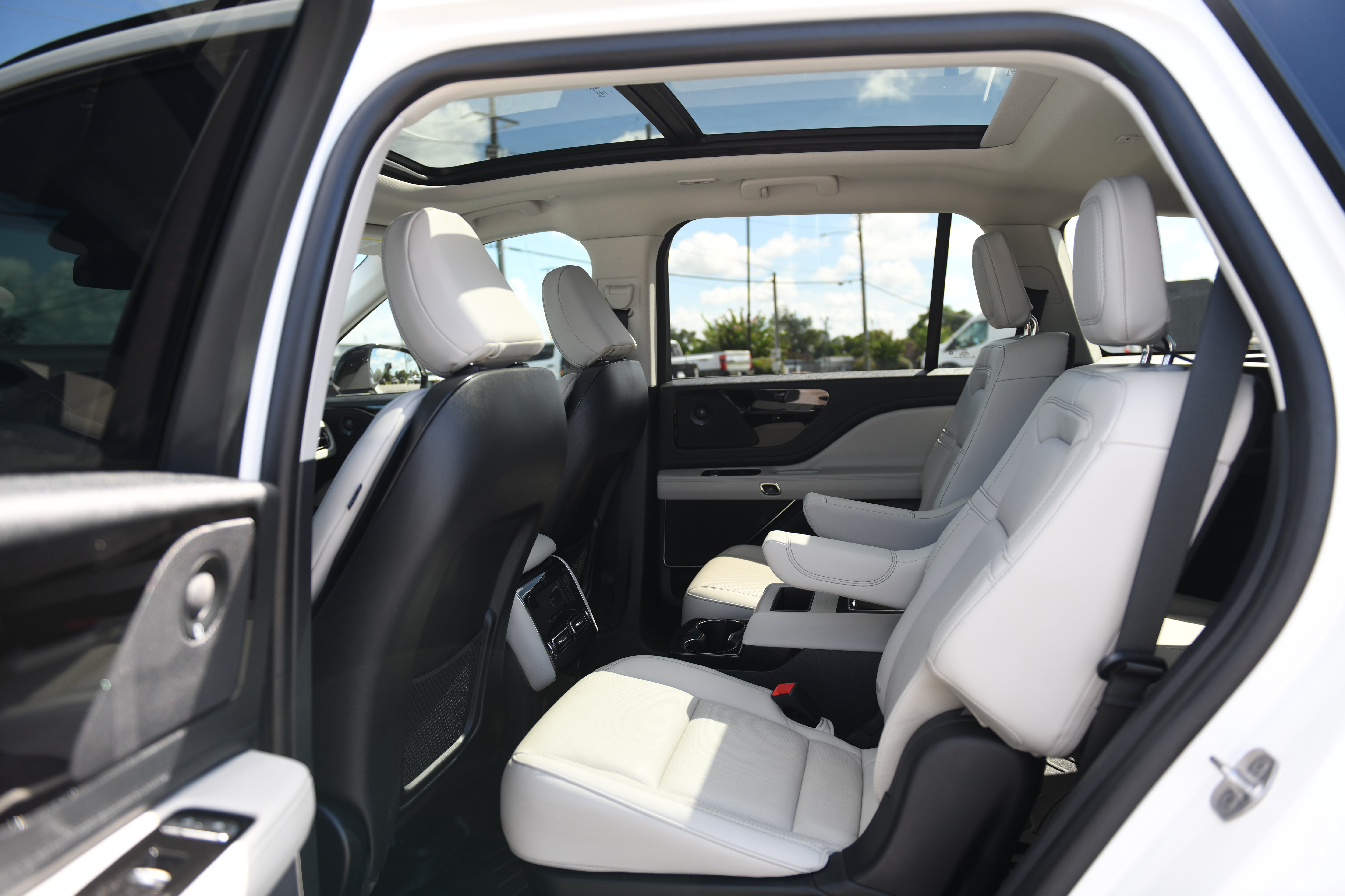 Used 2025 Lincoln Aviator Reserve w/ Jet Appearance Package RWD image 13