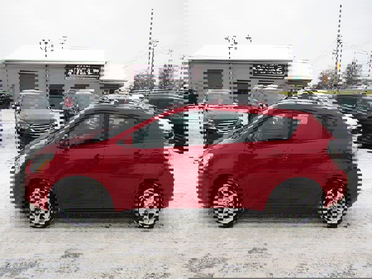 Used 2009 Pontiac Vibe w/ Sun And Sound Package image 2