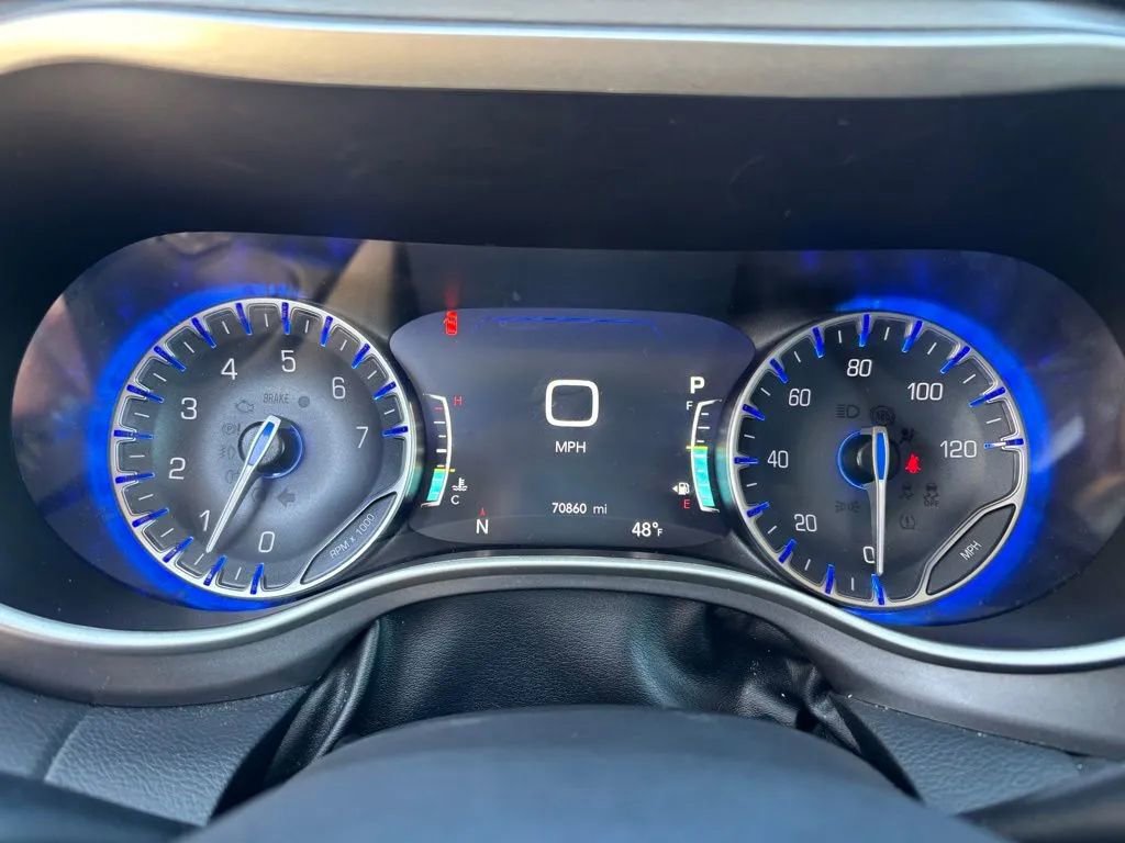 Used 2023 Chrysler Pacifica Touring-L image 12