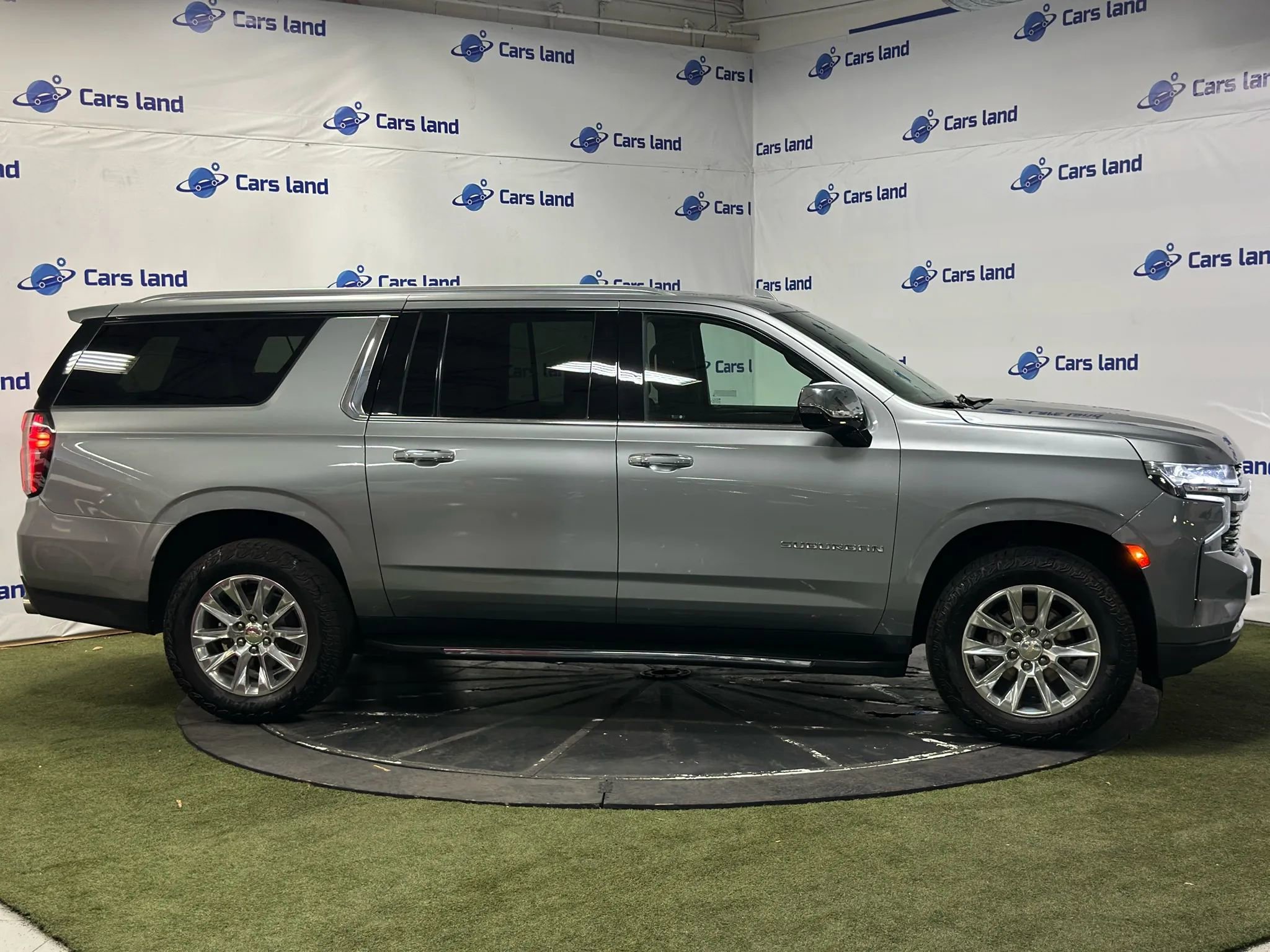Used 2023 Chevrolet Suburban Premier image 3