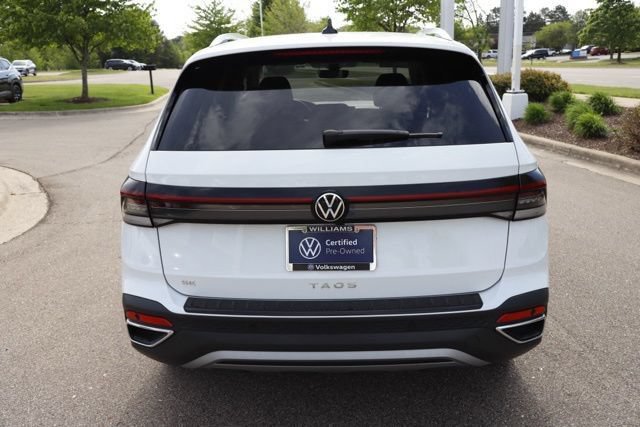 Used 2025 Volkswagen Taos SE w/ Black Wheel Package FWD image 4