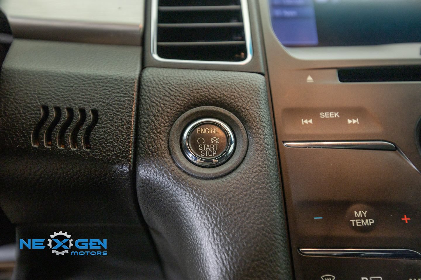 Used 2013 Ford Taurus SEL FWD image 21