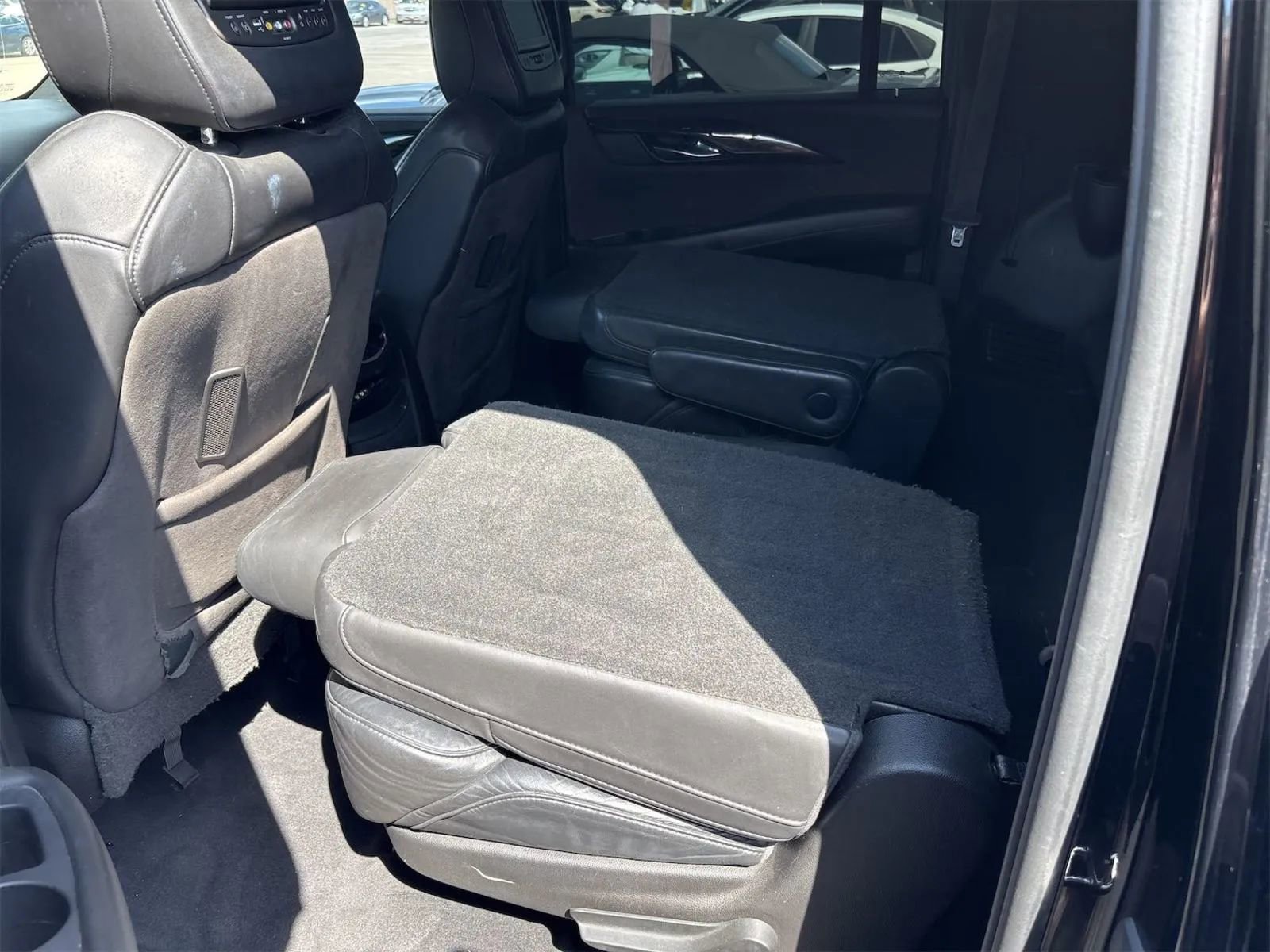 Used 2016 Cadillac Escalade ESV Platinum AWD/4WD image 9