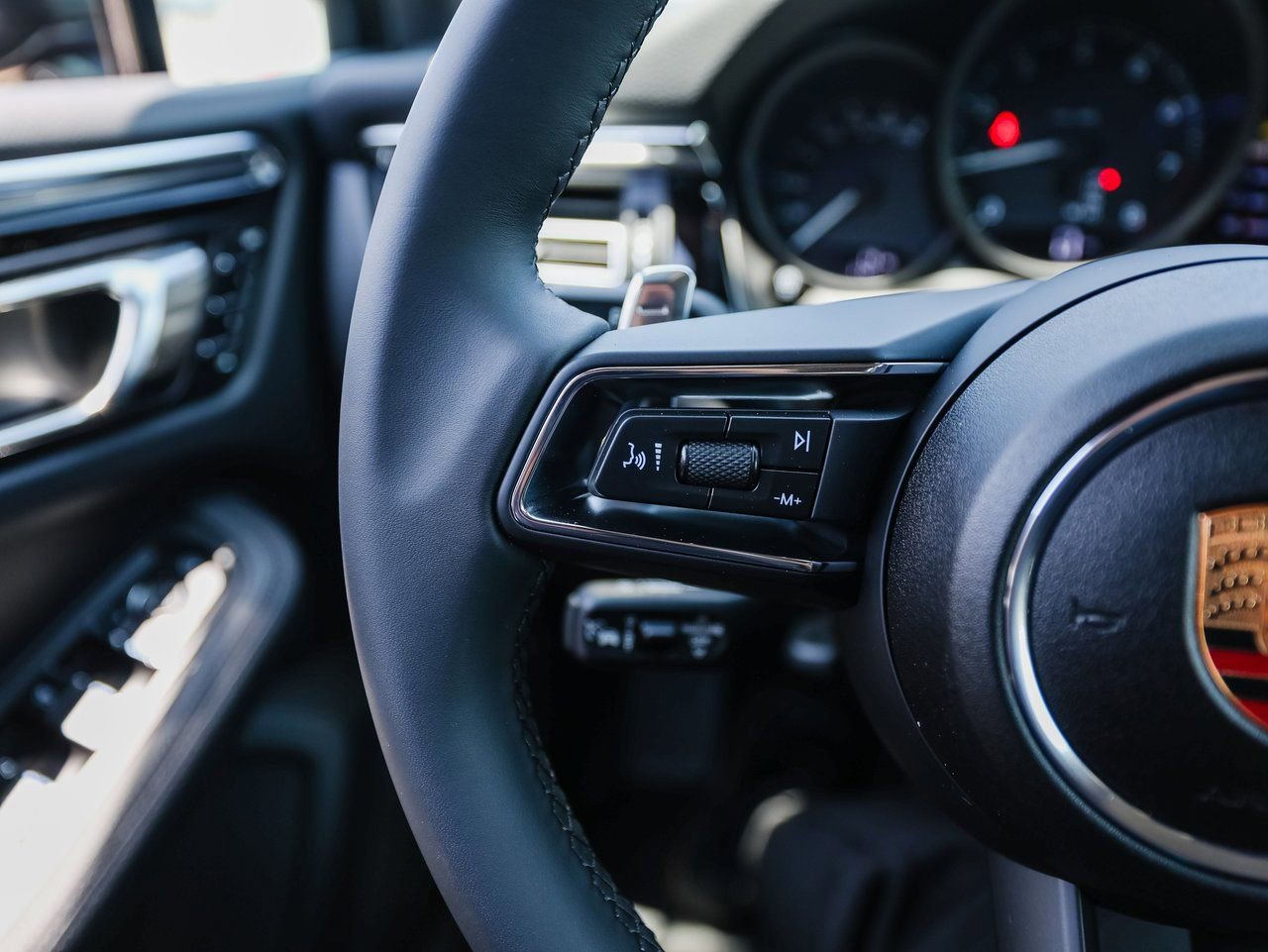 Certified 2025 Porsche Macan image 17
