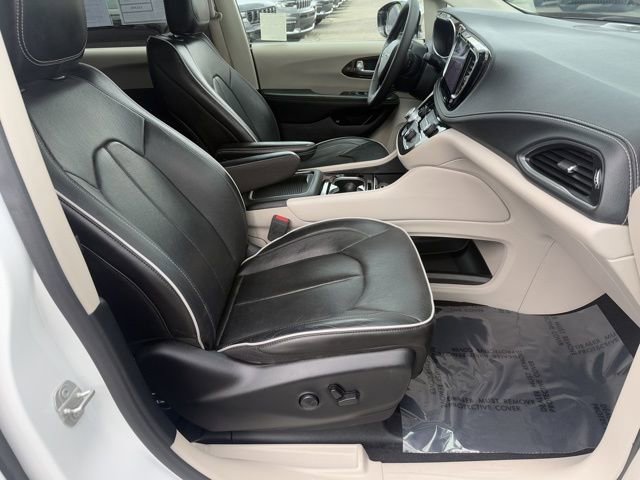 Certified 2023 Chrysler Pacifica Limited image 34