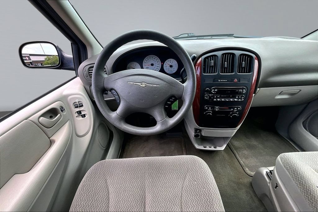 Used 2005 Chrysler Town & Country w/ Popular Equipment Group I FWD image 5