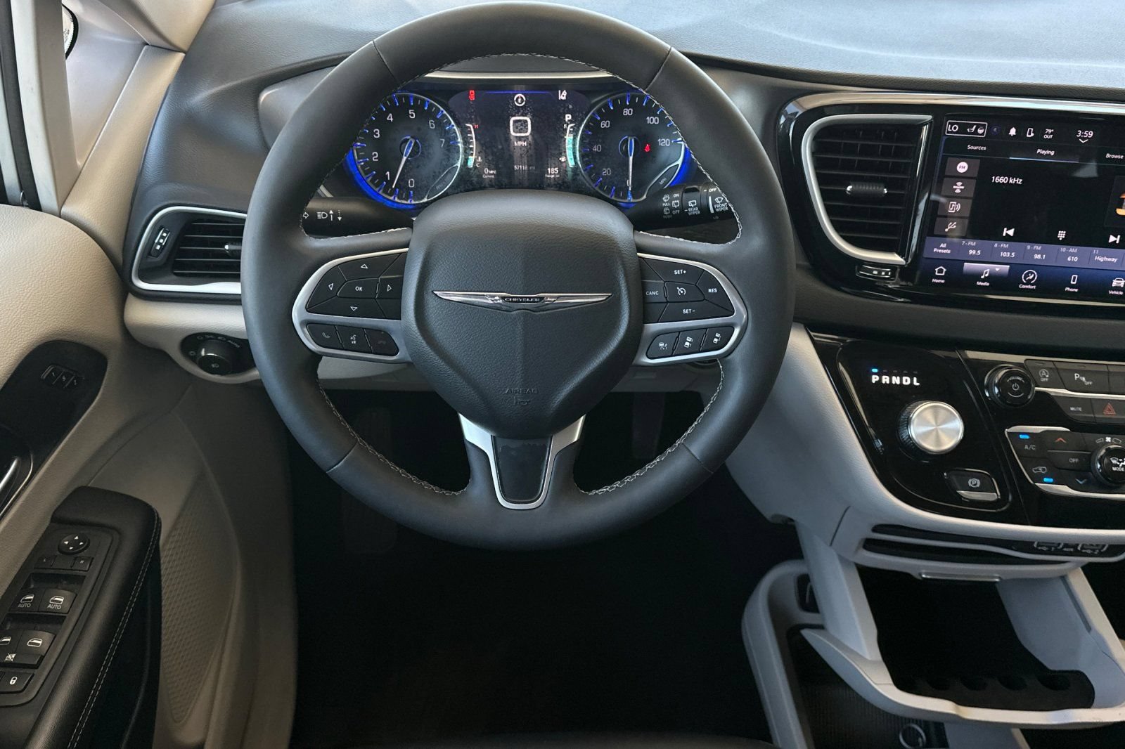 Used 2024 Chrysler Pacifica Touring-L FWD image 13