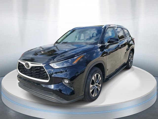 Used 2023 Toyota Highlander XLE image 2