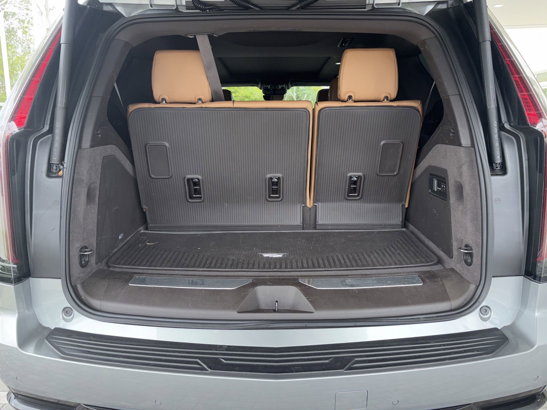 Used 2023 Cadillac Escalade Premium Luxury w/ Performance Package AWD/4WD image 6