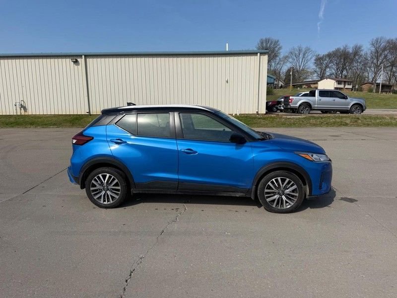 Used 2023 Nissan Kicks SV image 2