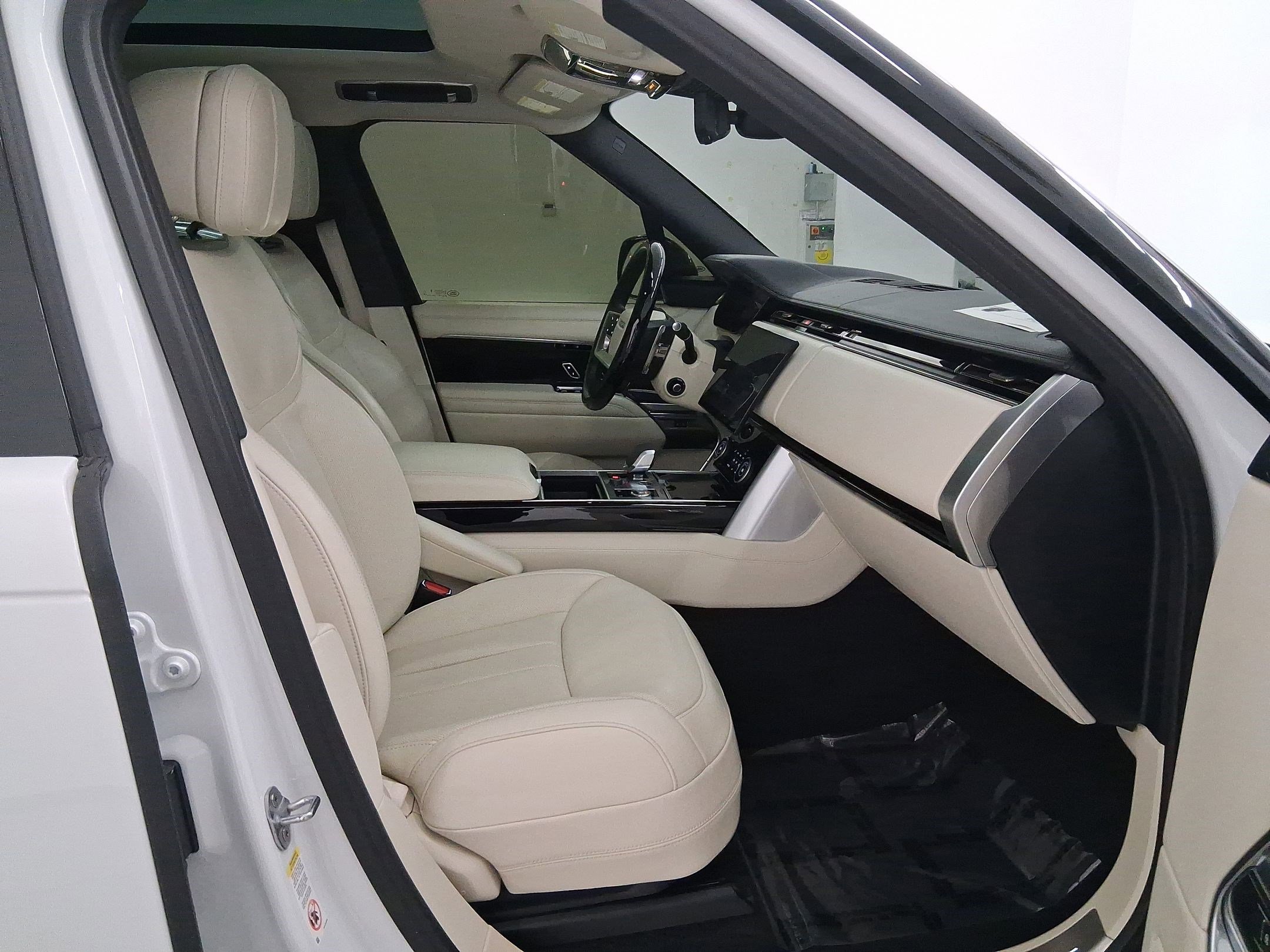 Certified 2023 Land Rover Range Rover Long Wheelbase Autobiography image 26